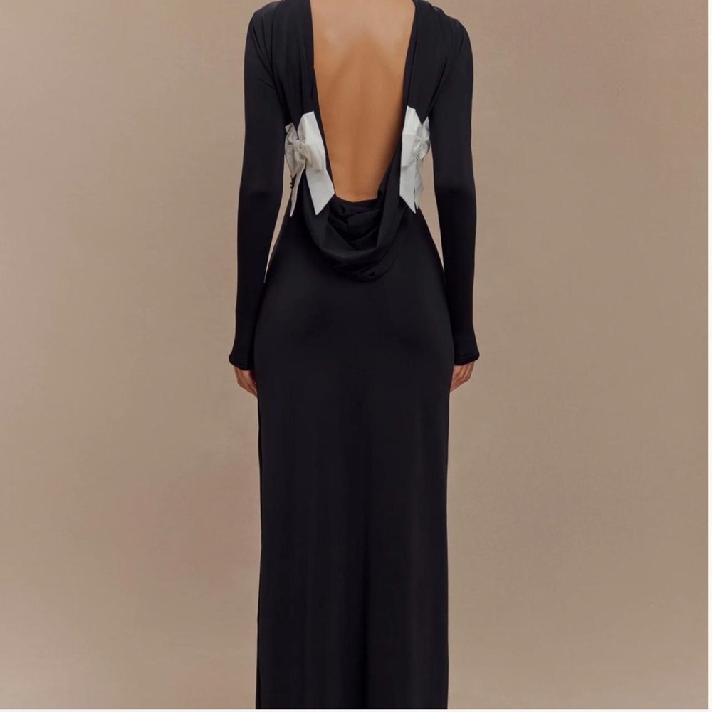 Meshki Elegant Backless Dress with White Bows - Picture 3 of 4